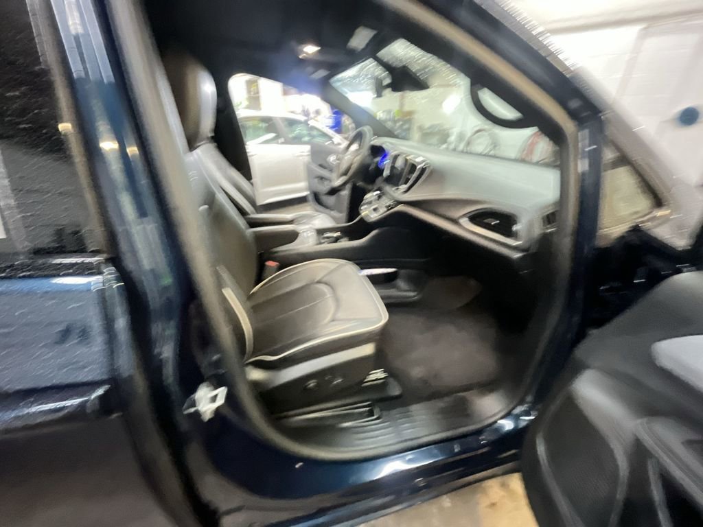 Used 2025 Chrysler Pacifica Limited FWD image 26