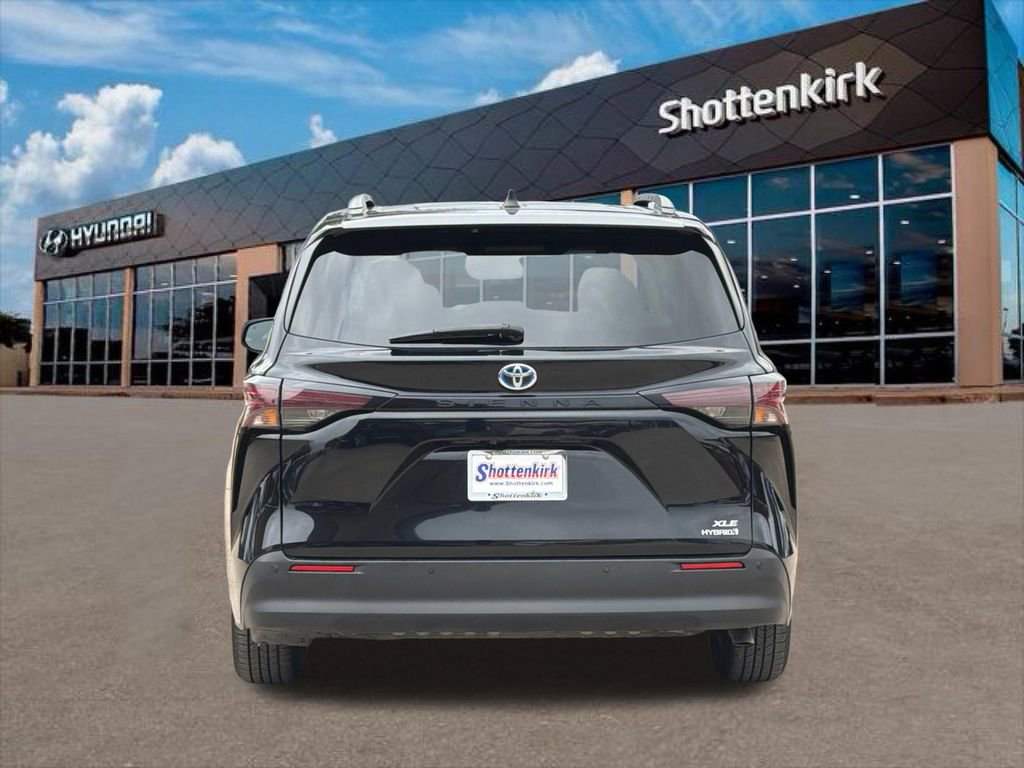 Used 2024 Toyota Sienna XLE image 6