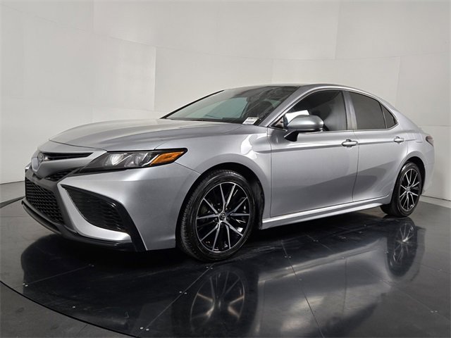 Used 2021 Toyota Camry SE image 2
