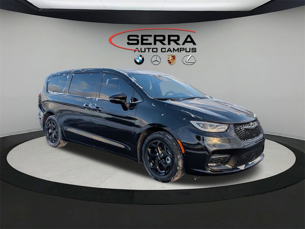 Used 2022 Chrysler Pacifica Limited w/ Uconnect Theater Family Group