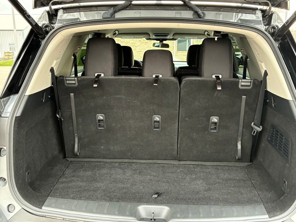 Used 2025 Nissan Pathfinder SV image 12