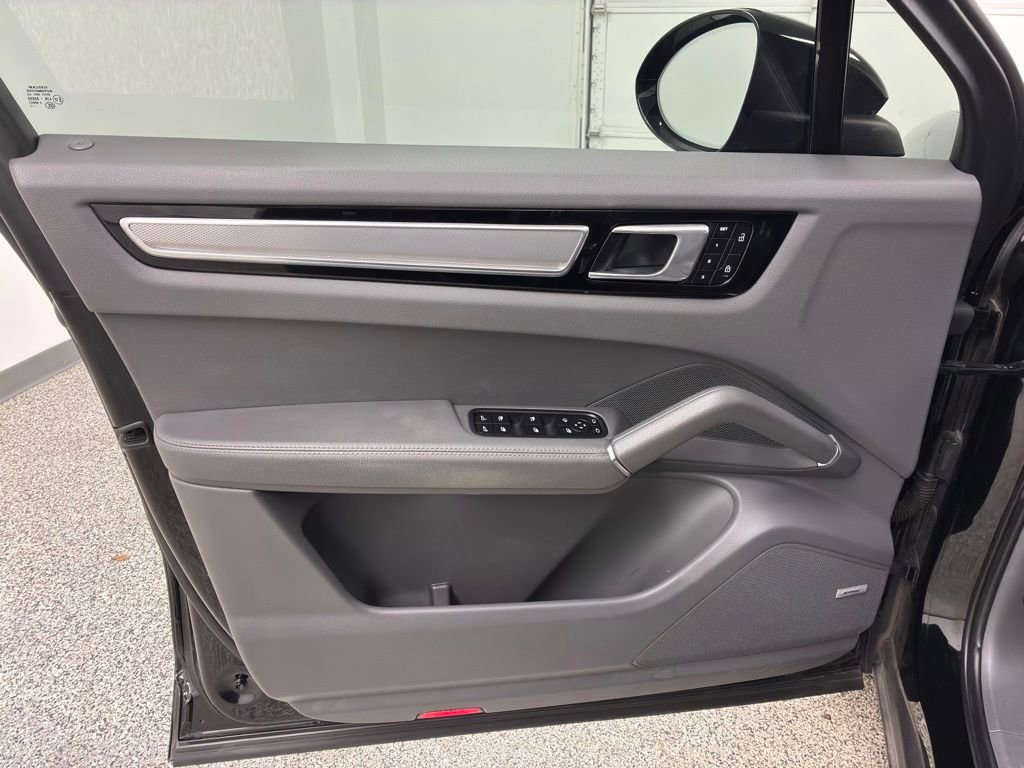 Used 2022 Porsche Cayenne Platinum Edition image 17