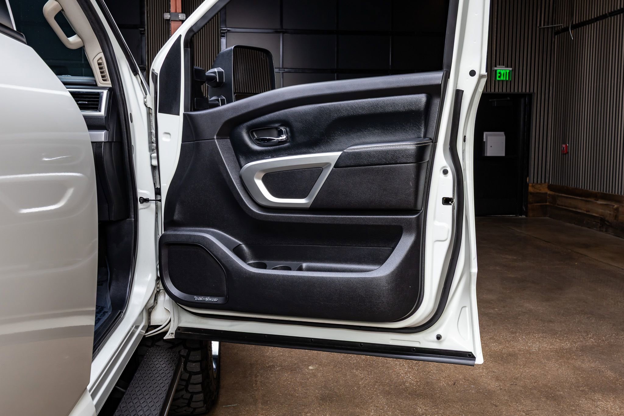 Used 2017 Nissan Titan PRO-4X image 36