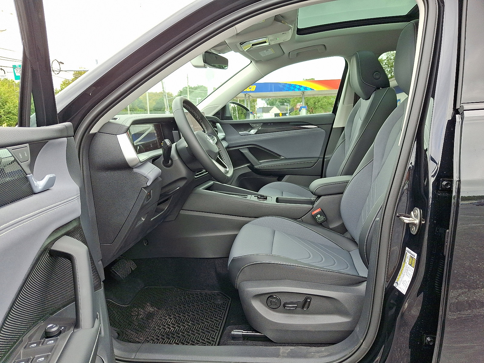 New 2025 Volkswagen Tiguan SE image 7