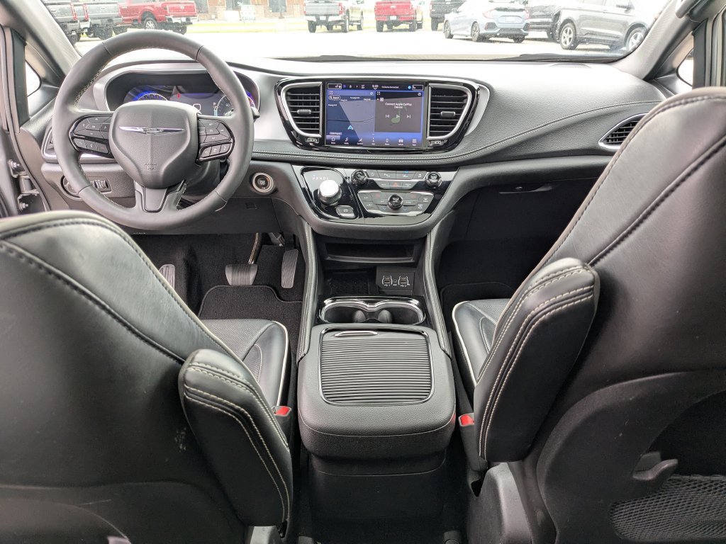 Used 2025 Chrysler Pacifica Limited FWD image 11
