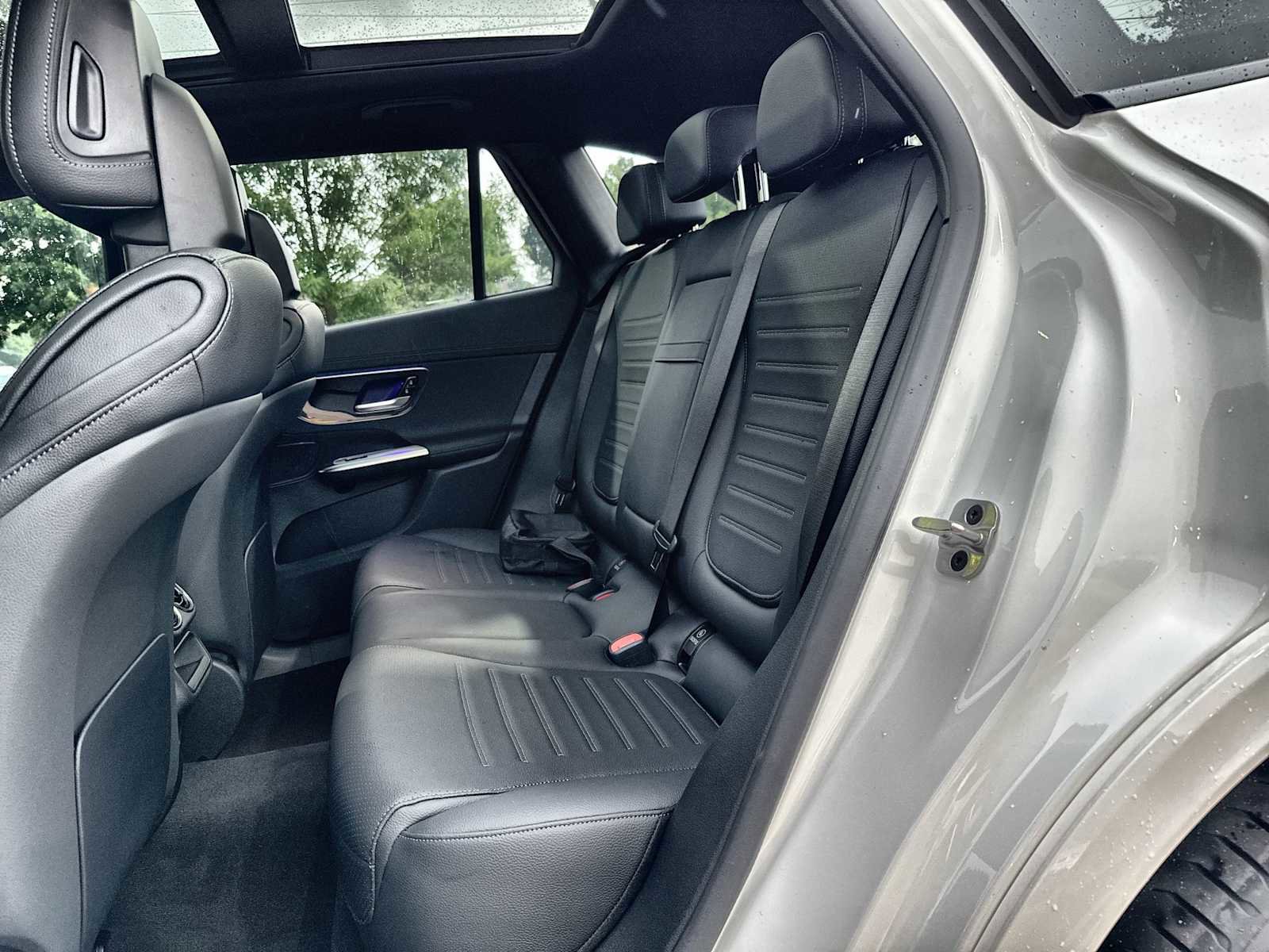 Used 2025 Mercedes-Benz GLC 350e 4MATIC image 4