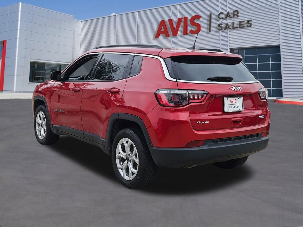 Used 2025 Jeep Compass Latitude w/ Sun & Sound Group AWD/4WD image 3