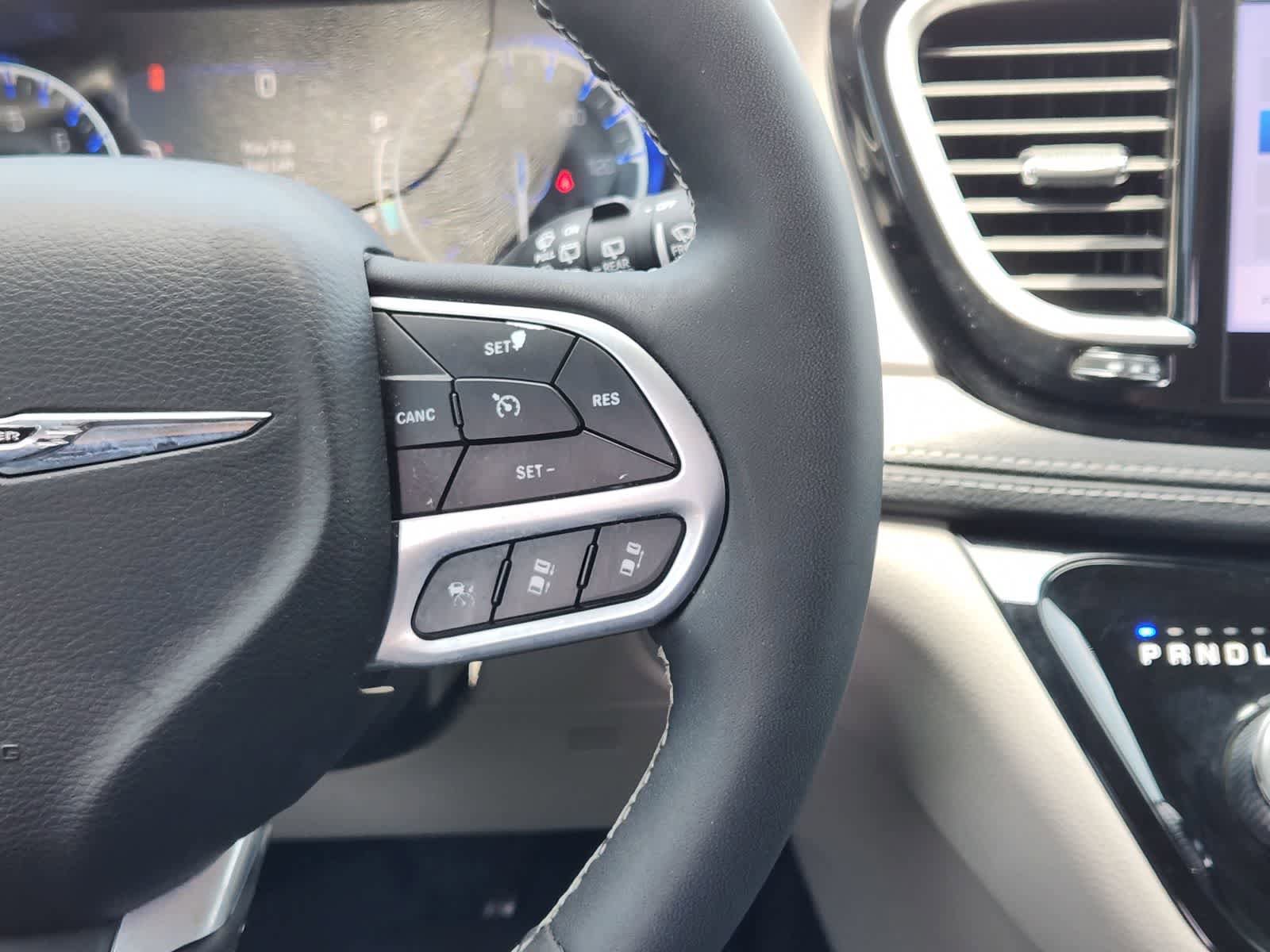 Used 2022 Chrysler Pacifica Touring-L FWD image 28