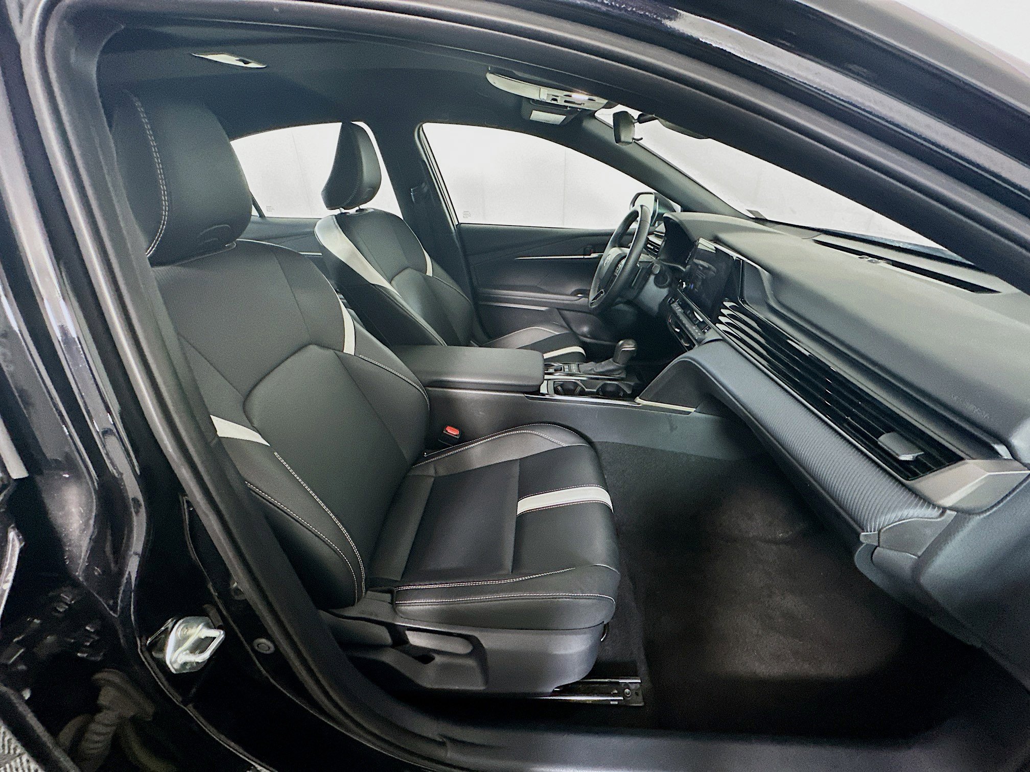 Used 2025 Toyota Camry SE image 32