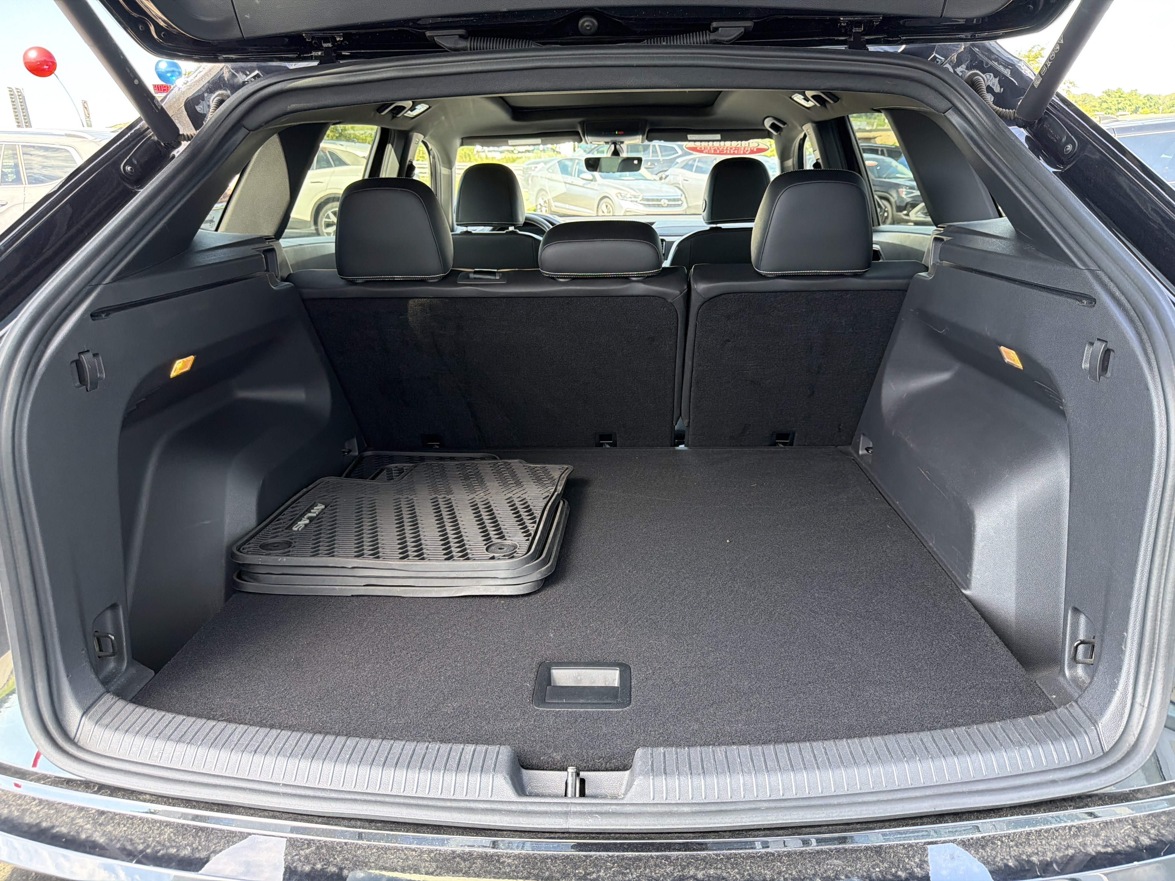 Certified 2023 Volkswagen Atlas Cross Sport SE w/ Panoramic Sunroof Package AWD/4WD image 29