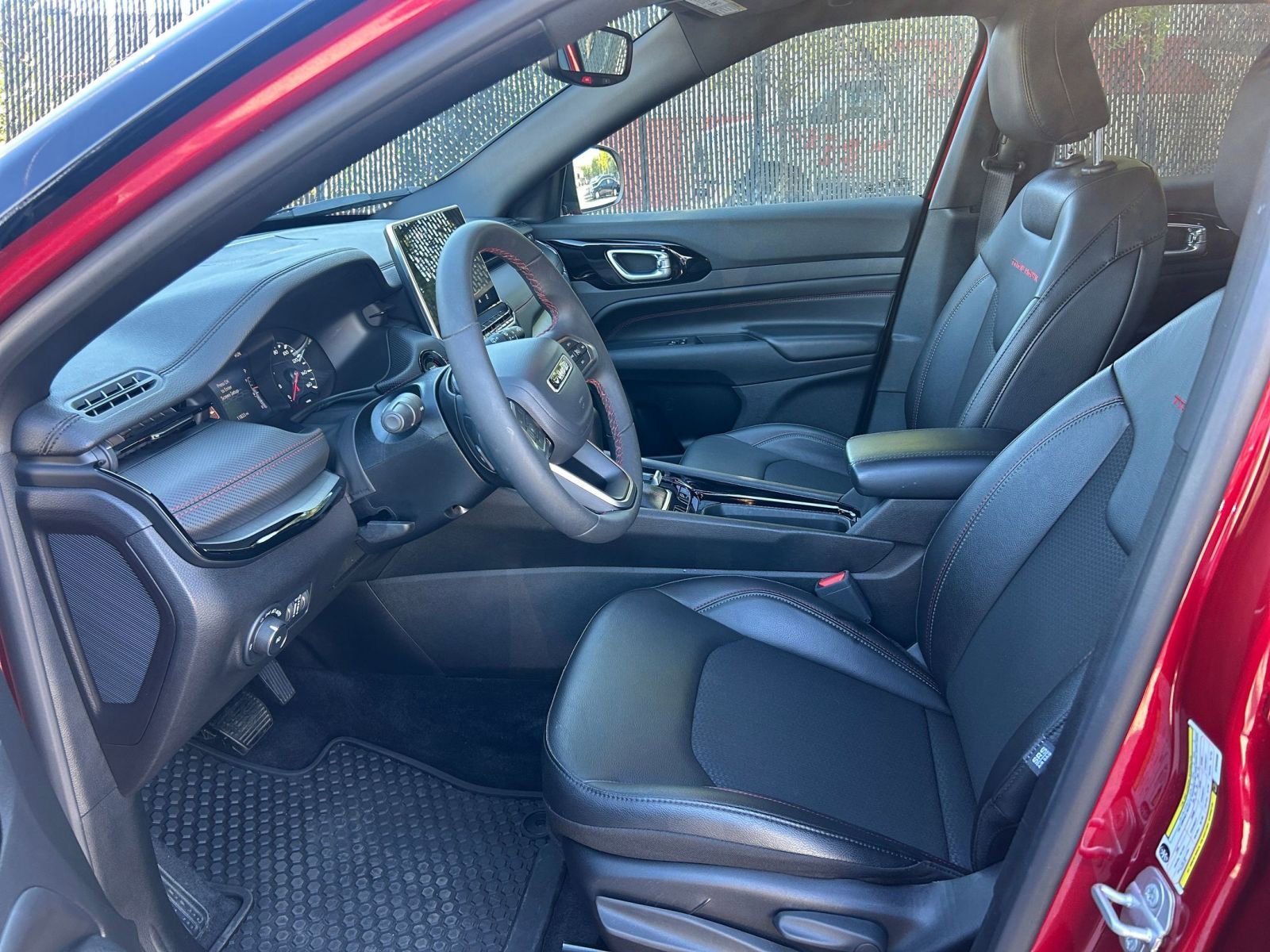 Used 2025 Jeep Compass Trailhawk image 25