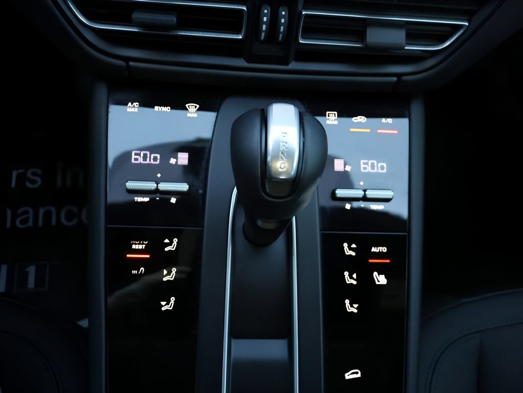 Certified 2025 Porsche Macan AWD/4WD image 25