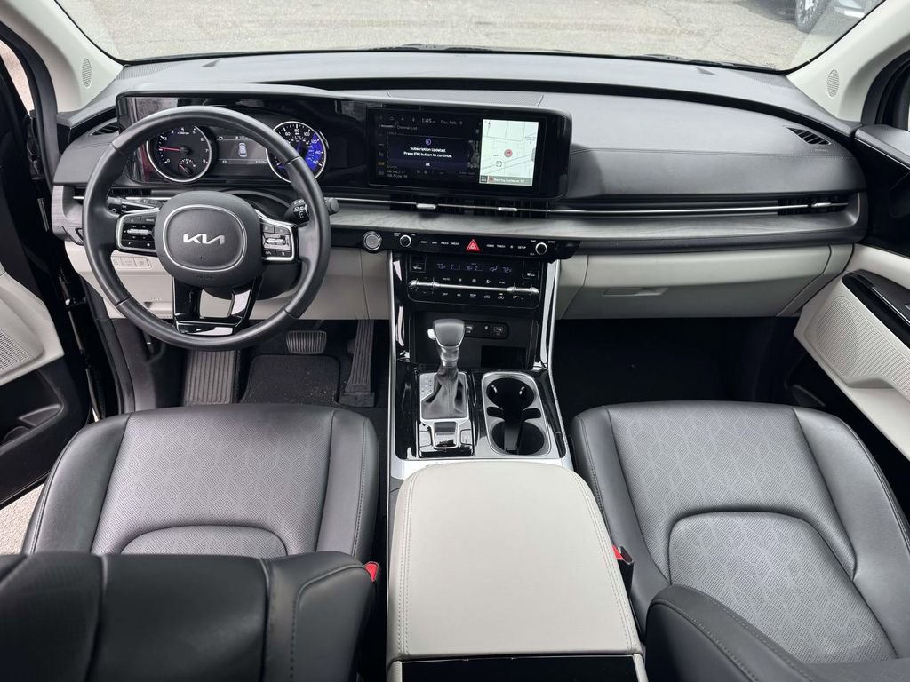 Used 2023 Kia Carnival EX image 12
