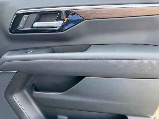 Used 2025 Chevrolet Suburban High Country image 8