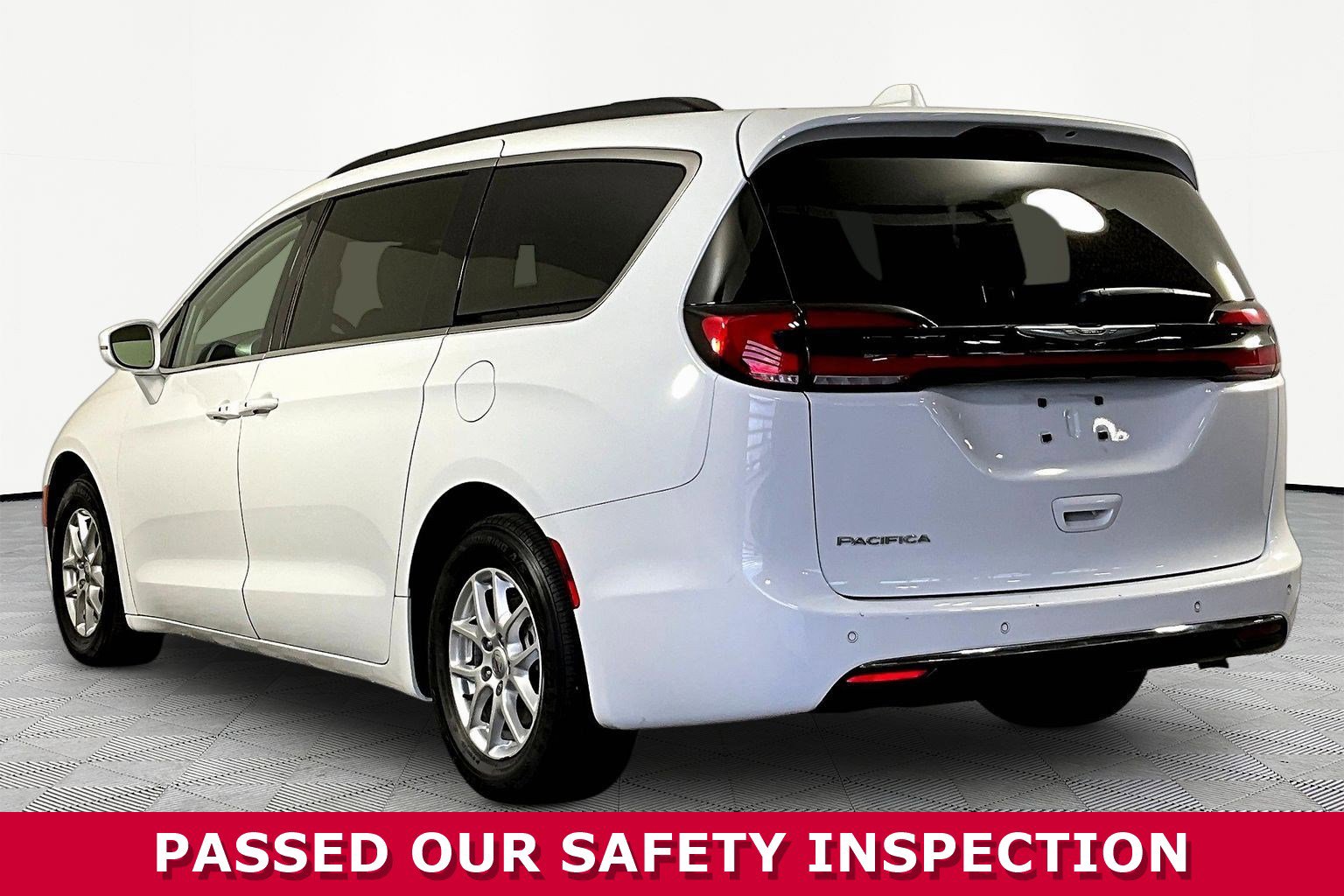 Used 2022 Chrysler Pacifica Touring-L FWD image 4