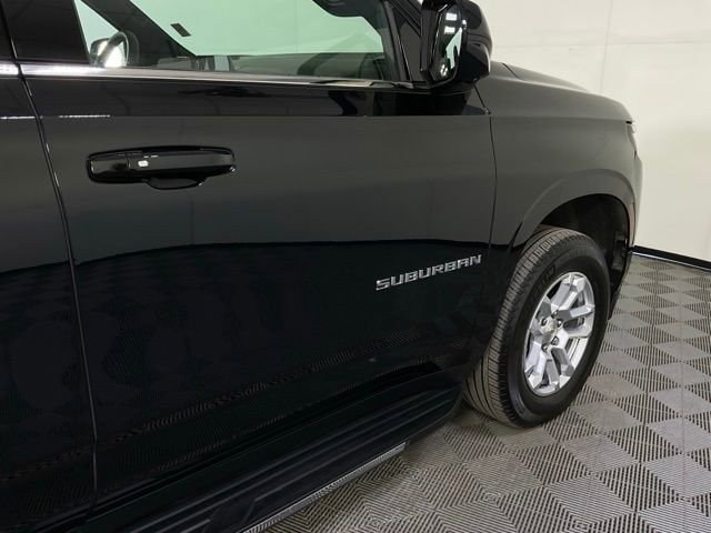 Used 2025 Chevrolet Suburban LT image 9