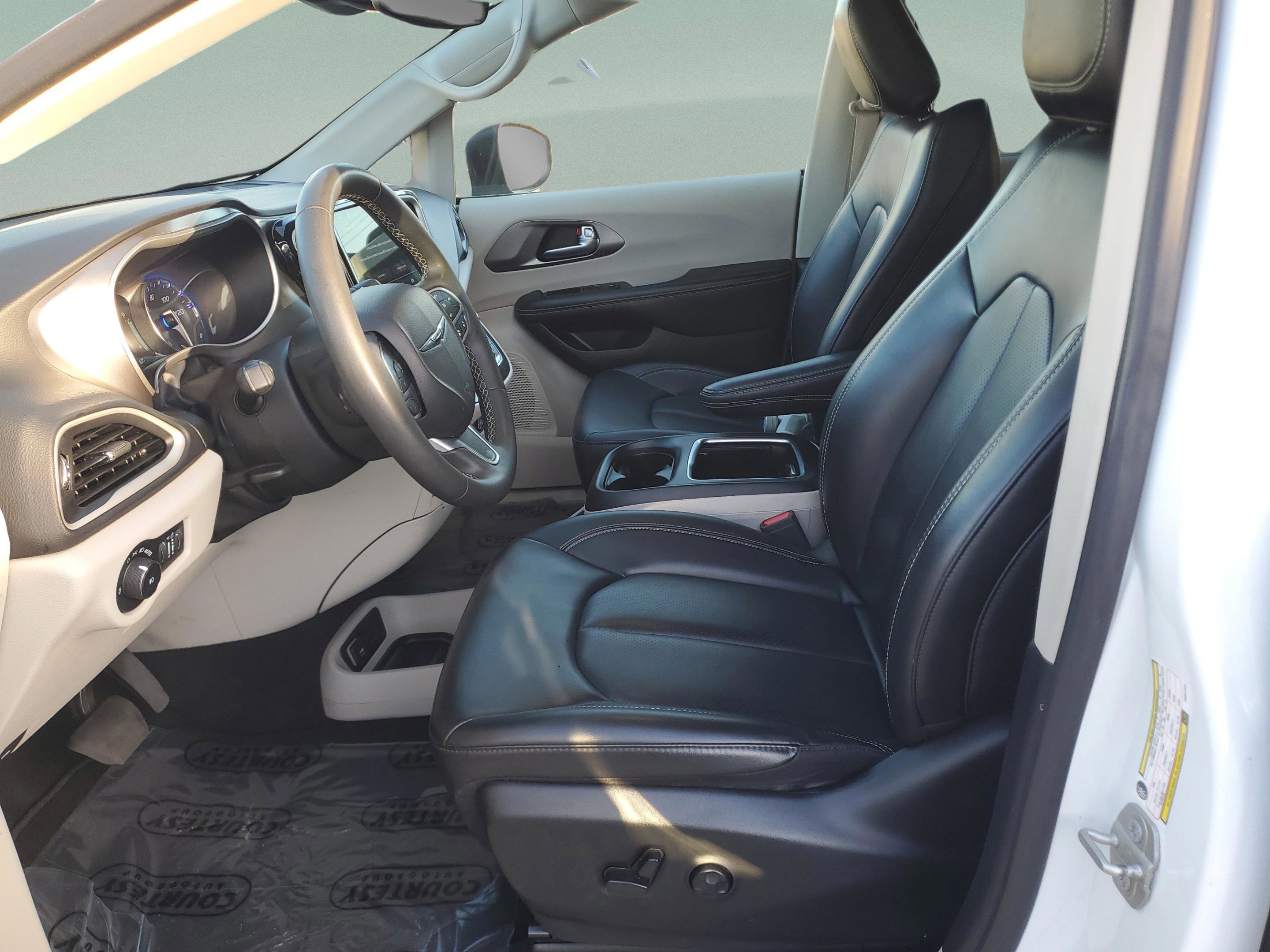 Used 2023 Chrysler Pacifica Touring-L image 20