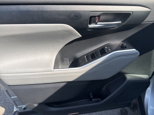 Used 2023 Toyota Highlander XLE FWD image 17