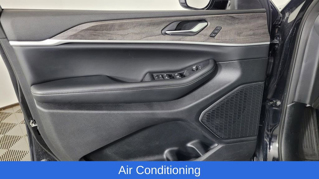 Used 2023 Jeep Grand Cherokee Limited w/ Black Appearance Package image 10