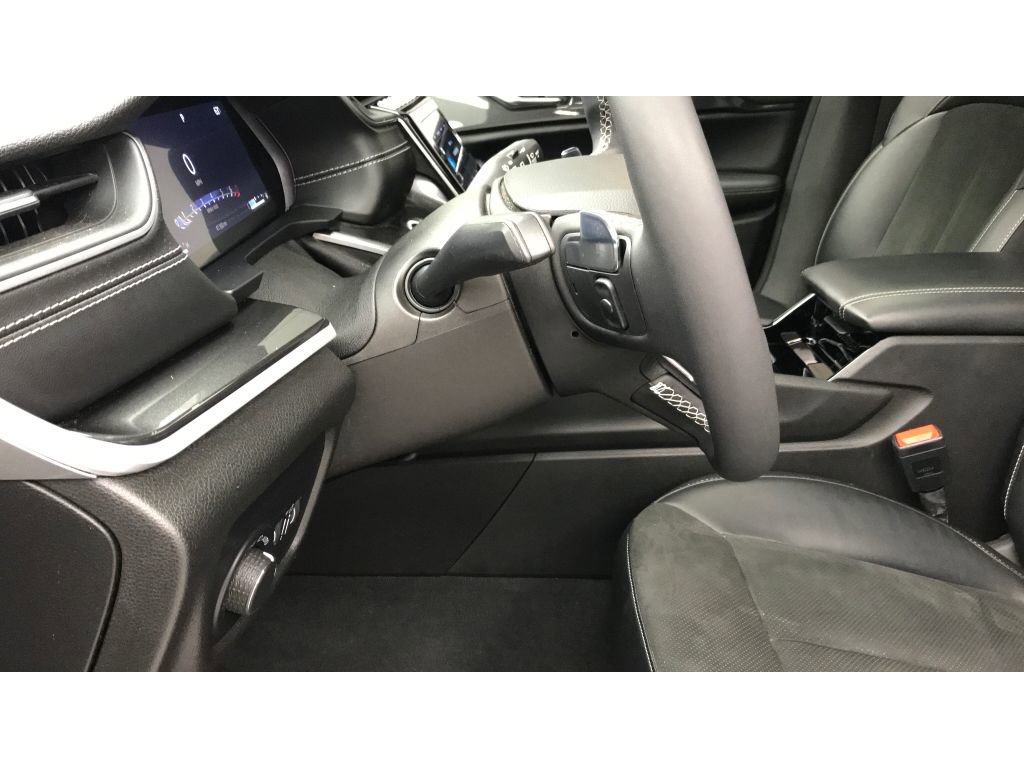 Used 2023 Jeep Grand Cherokee Altitude image 9