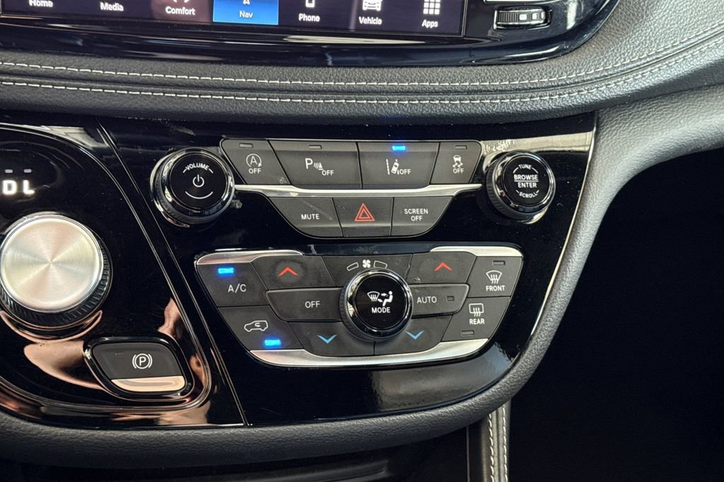 Used 2025 Chrysler Pacifica Limited image 31