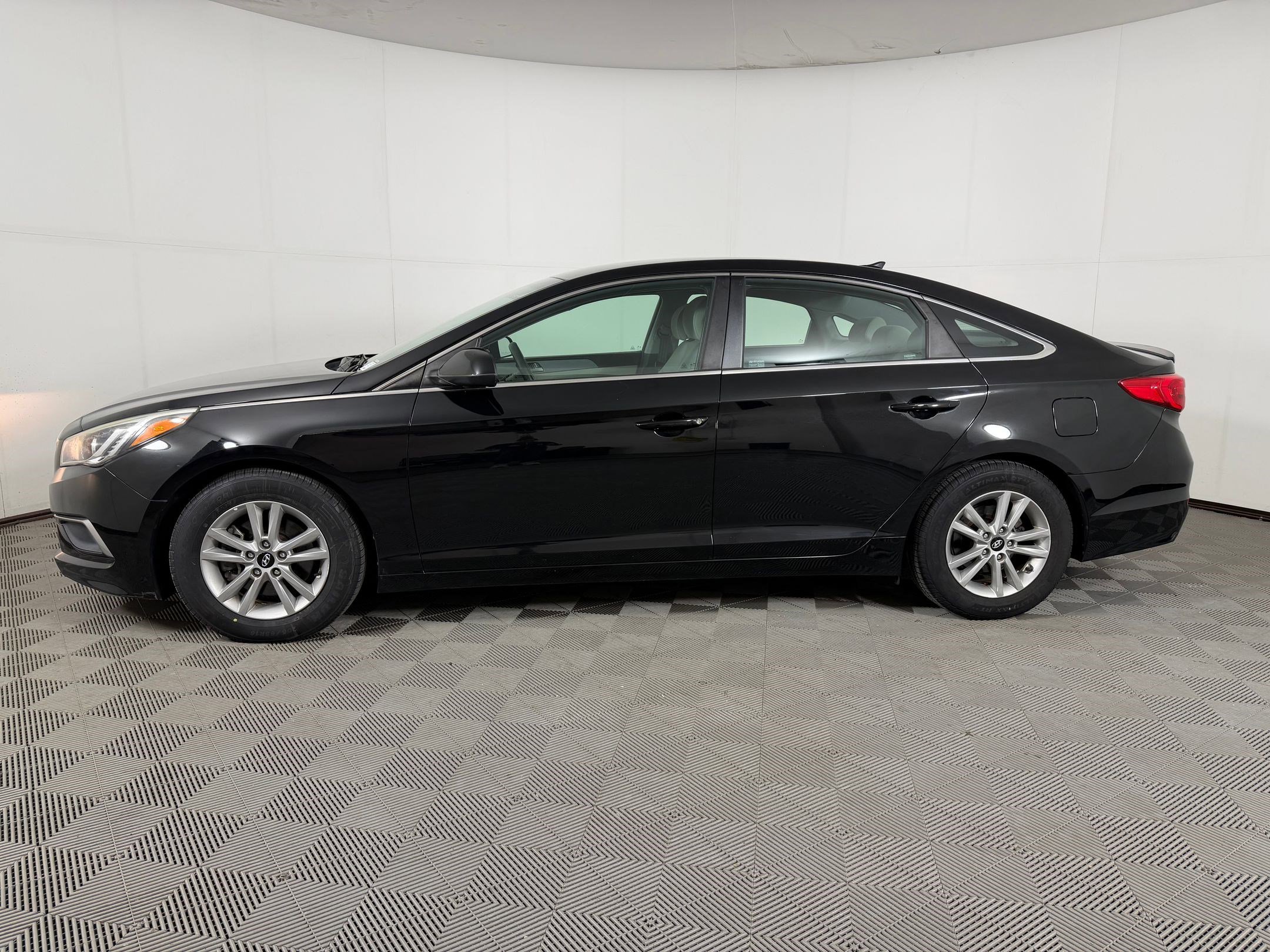 Used 2016 Hyundai Sonata SE FWD image 2
