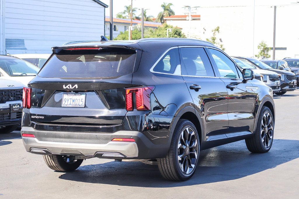 Certified 2025 Kia Sorento SX FWD image 4