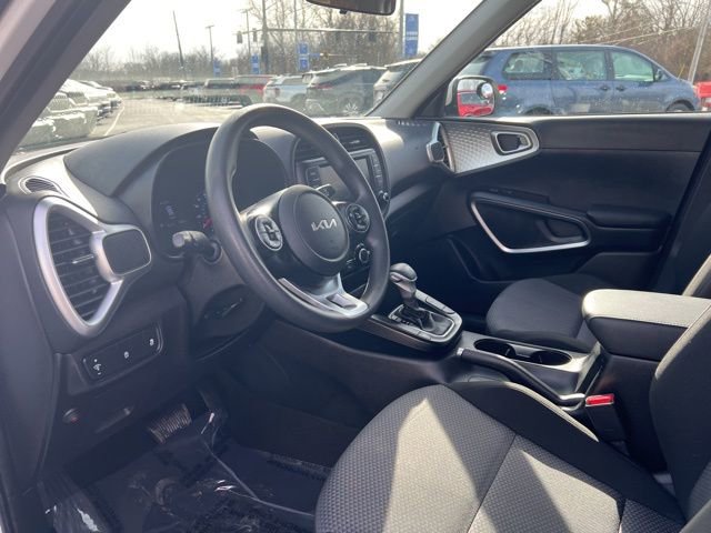 Used 2022 Kia Soul LX image 2