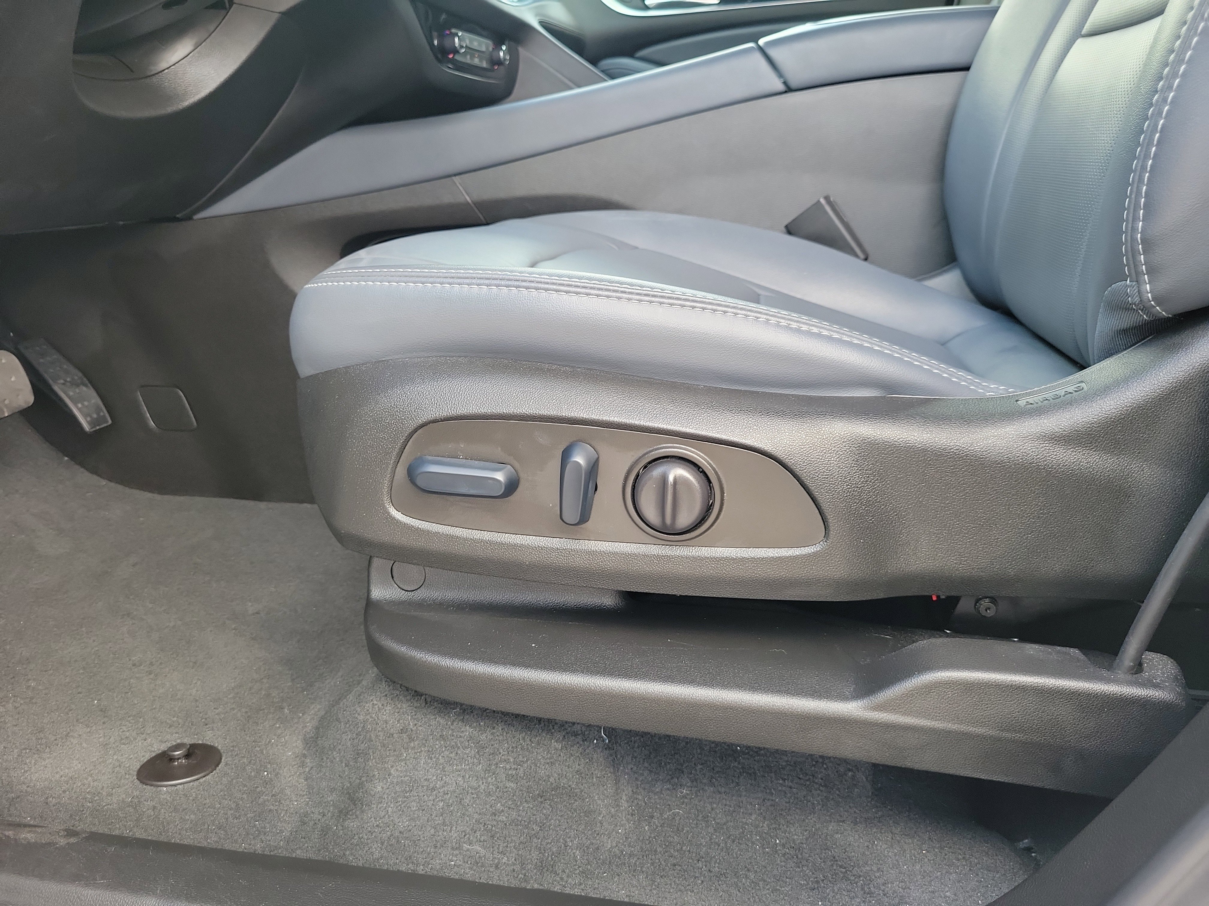 Used 2024 Buick Enclave Essence image 11