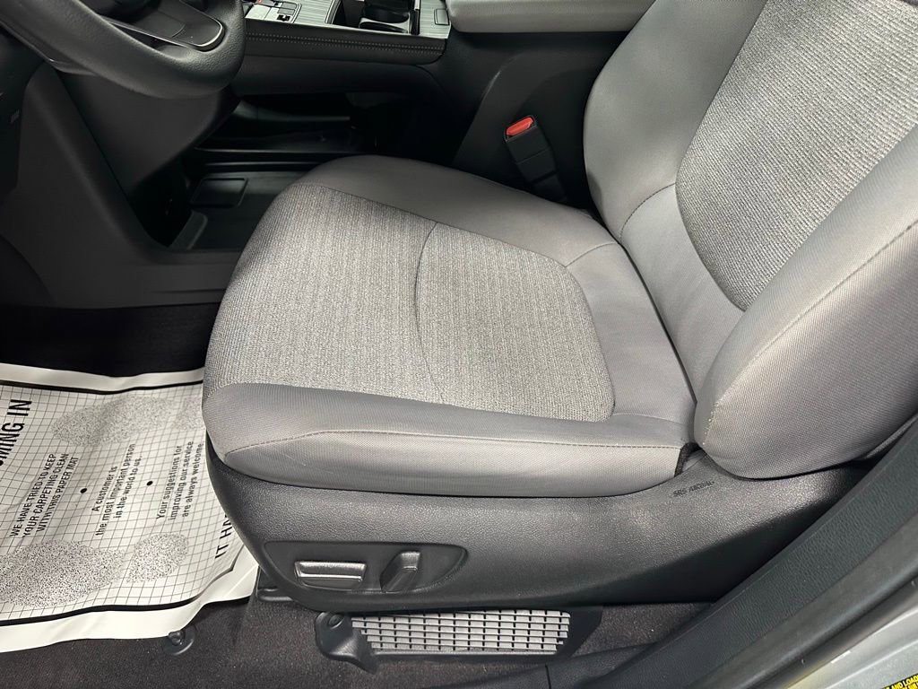 Used 2025 Toyota Sienna LE image 14