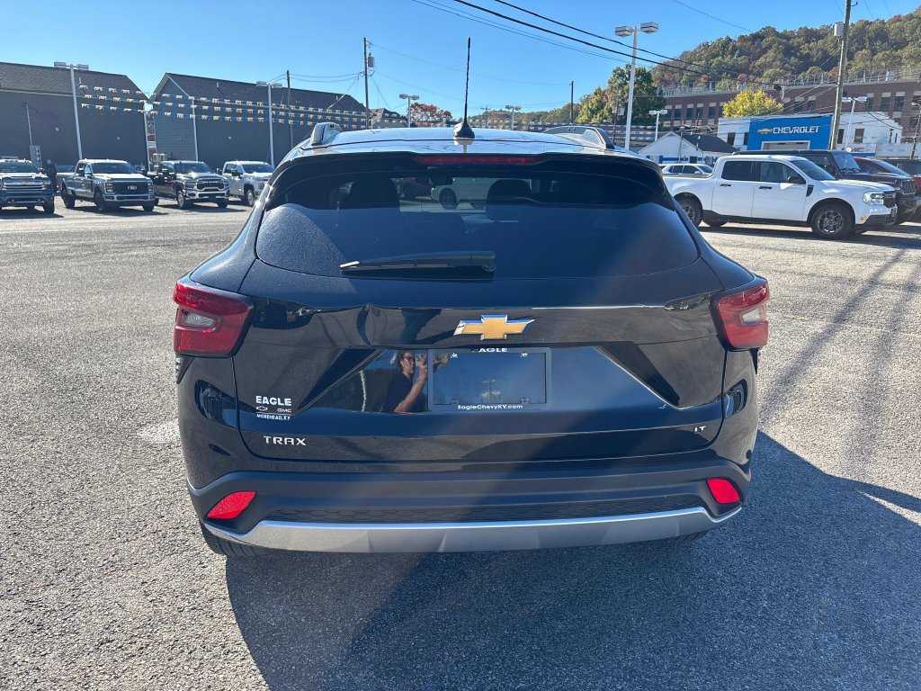 Used 2024 Chevrolet Trax LT w/ LT Convenience Package FWD image 4