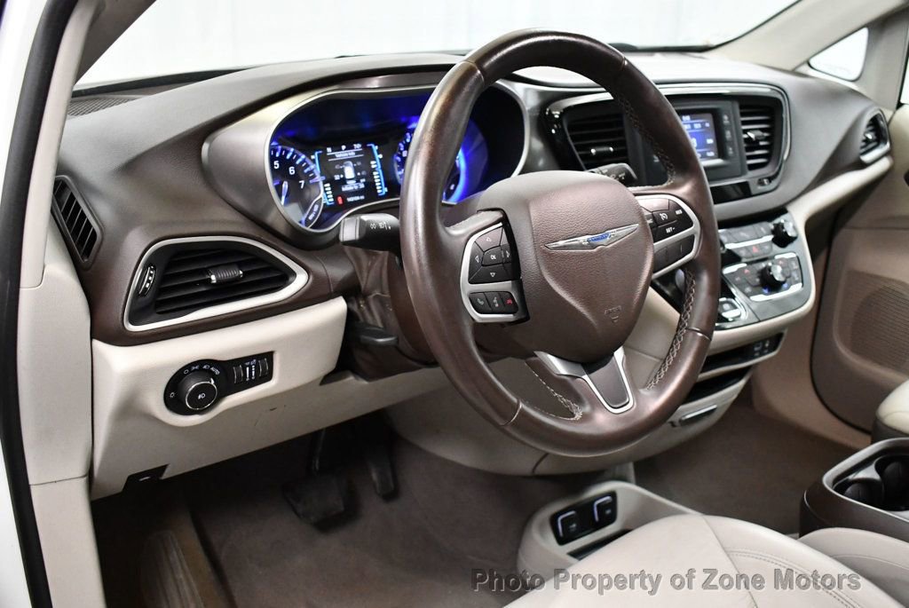 Used 2017 Chrysler Pacifica Touring-L image 5