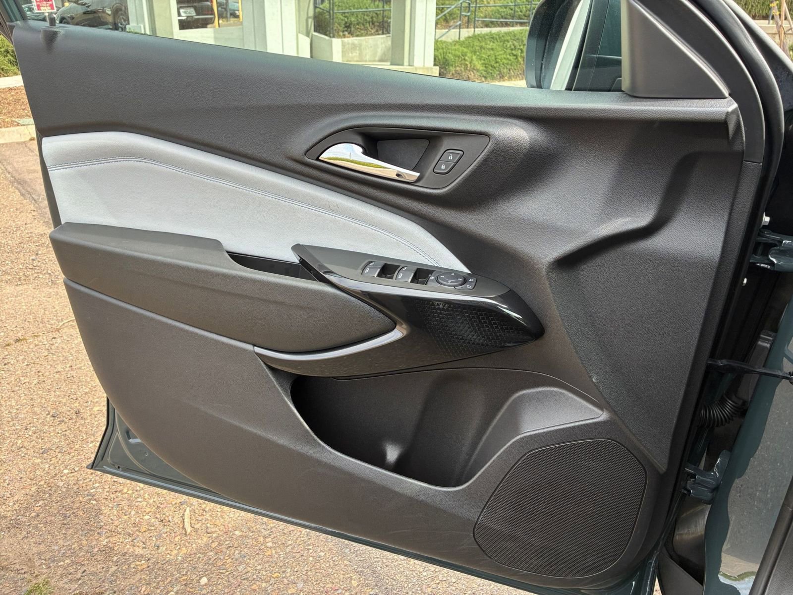 Used 2025 Chevrolet Trax LT w/ LT Convenience Package FWD image 18