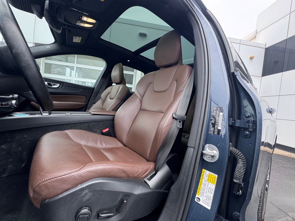 Used 2023 Volvo XC60 B5 Plus AWD/4WD image 11