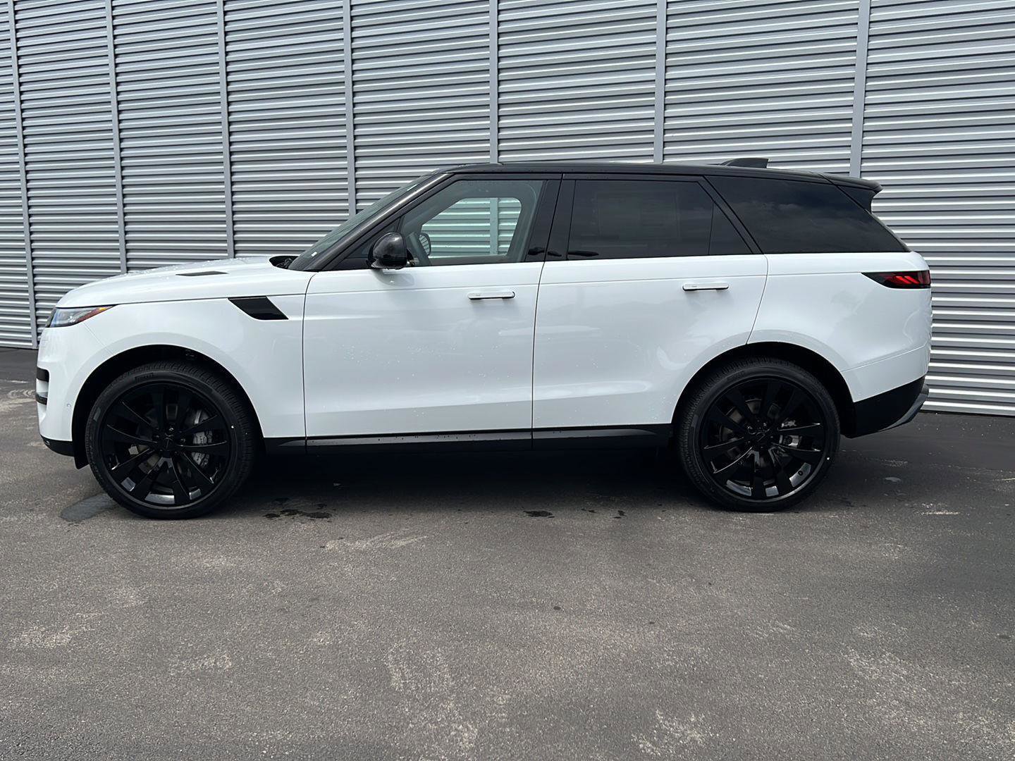 New 2026 Land Rover Range Rover Sport SE AWD/4WD image 2