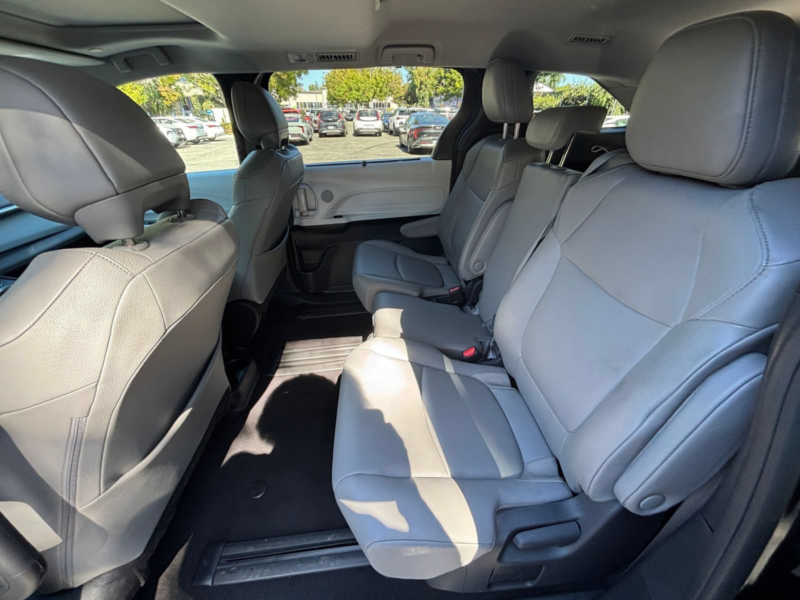 Used 2025 Toyota Sienna XLE FWD image 26