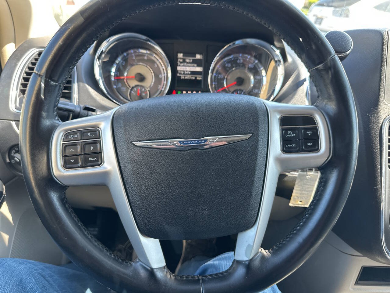 Used 2015 Chrysler Town & Country Touring FWD image 19