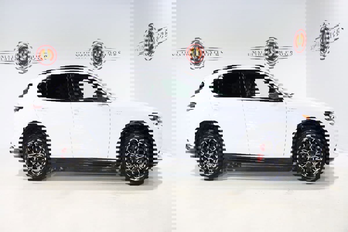 Used 2024 Alfa Romeo Stelvio Veloce image 5