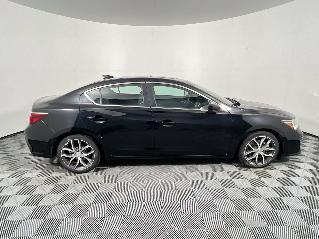 Used 2021 Acura ILX w/ Premium Package FWD image 2