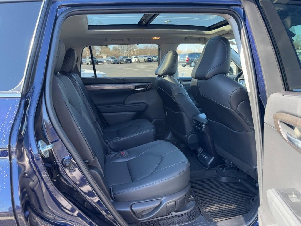 Used 2023 Toyota Highlander Platinum image 12