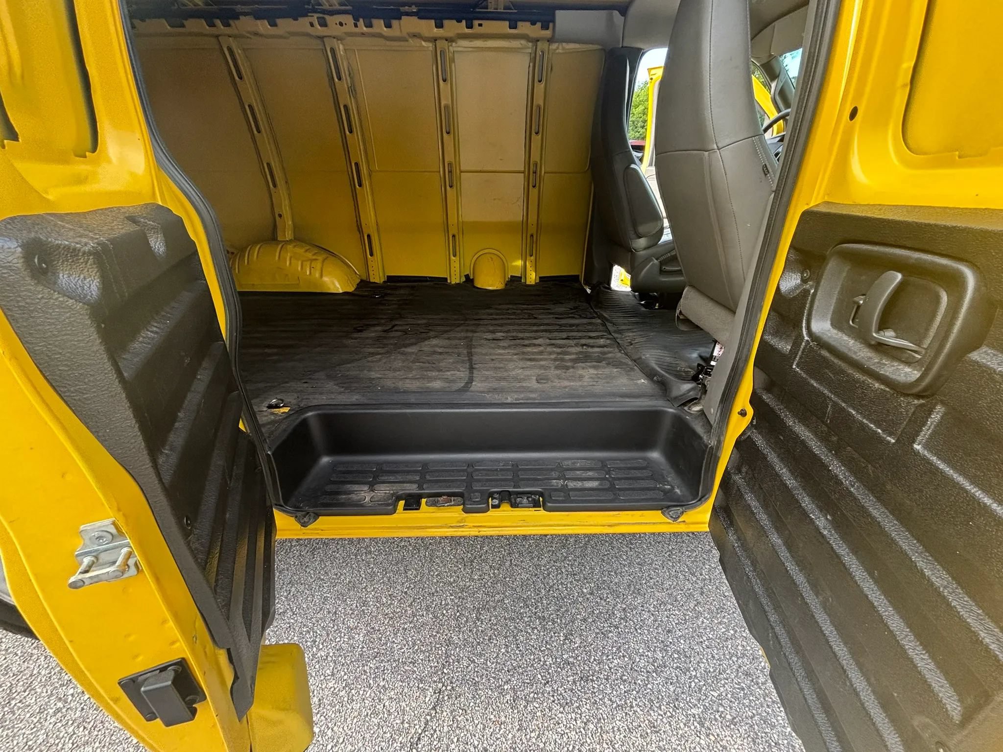 Used 2023 Chevrolet Express 2500 RWD image 18