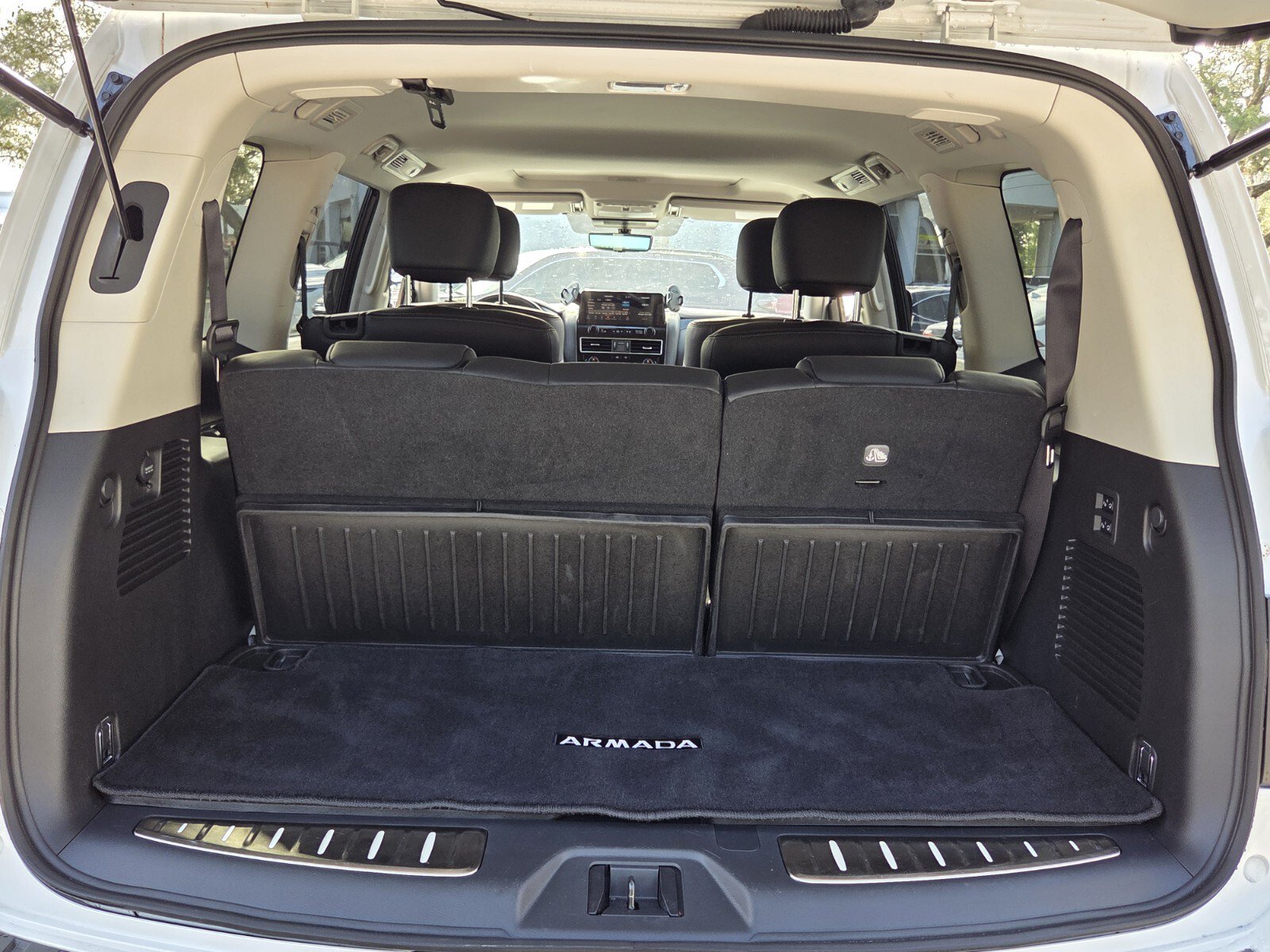 Used 2024 Nissan Armada Platinum w/ Captain's Chairs Package RWD image 17