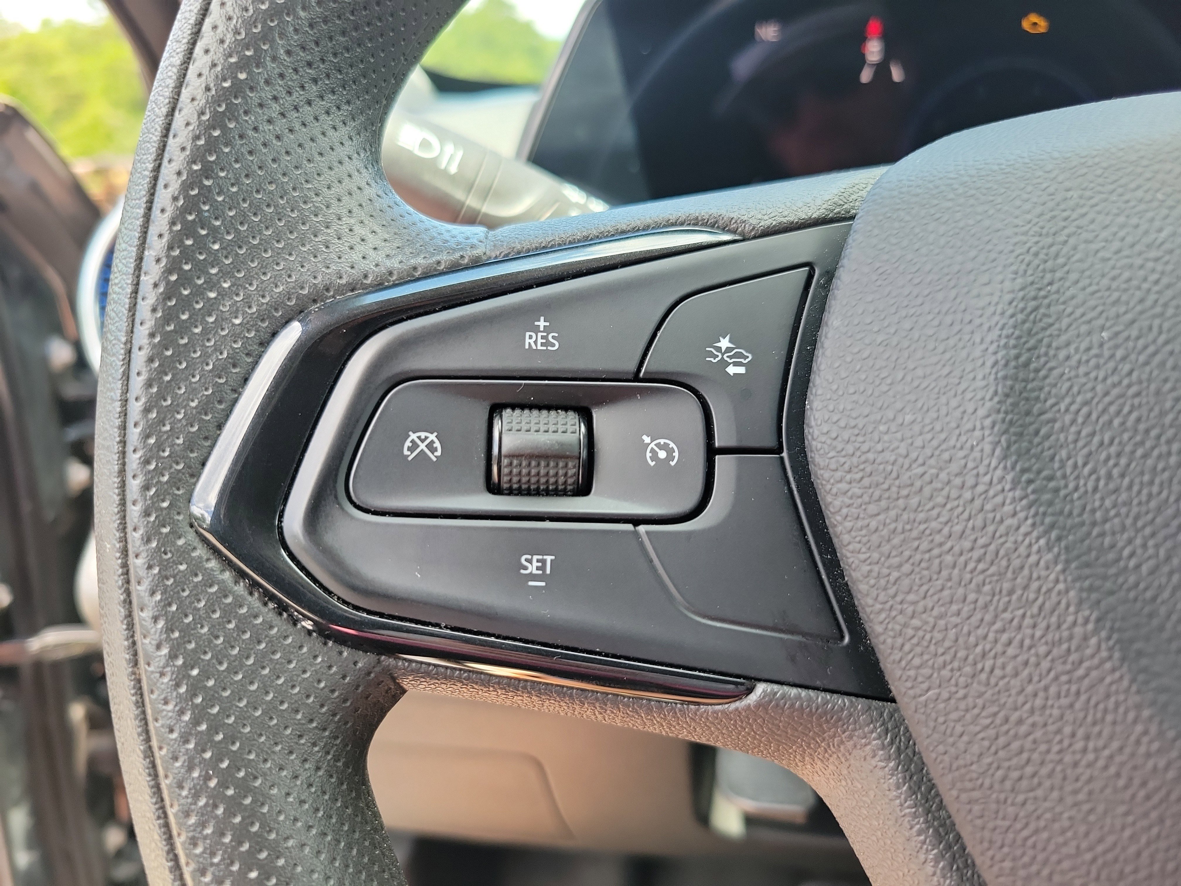 Used 2025 Chevrolet Trax LT FWD image 12