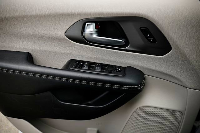 Used 2024 Chrysler Pacifica Touring-L image 15