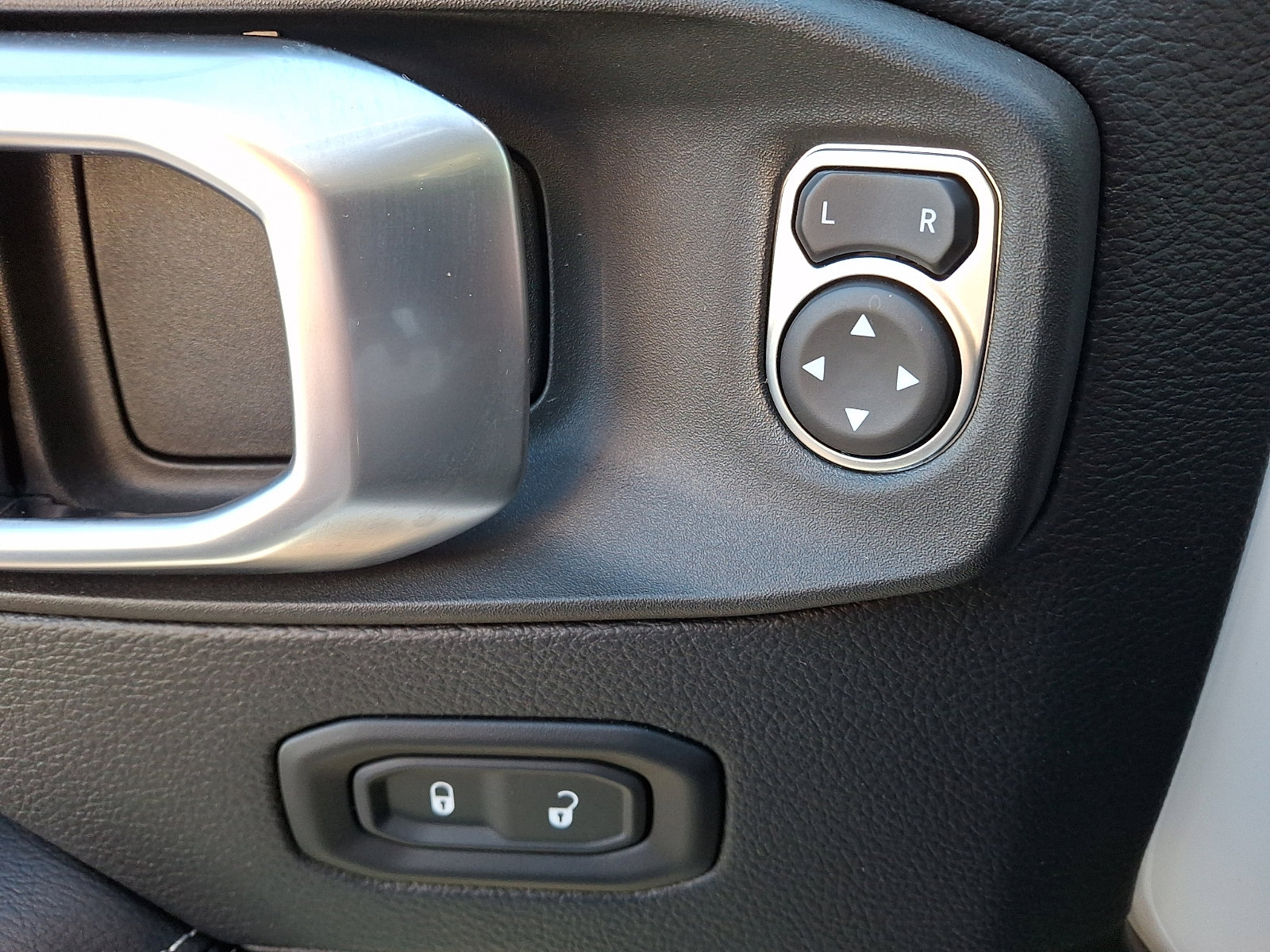 Used 2022 Jeep Wrangler Unlimited Sahara w/ Cold Weather Group image 14