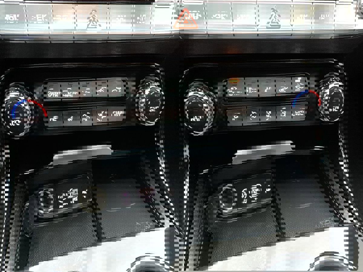 Used 2020 Kia Stinger GT-Line w/ Sun & Sound Package image 25