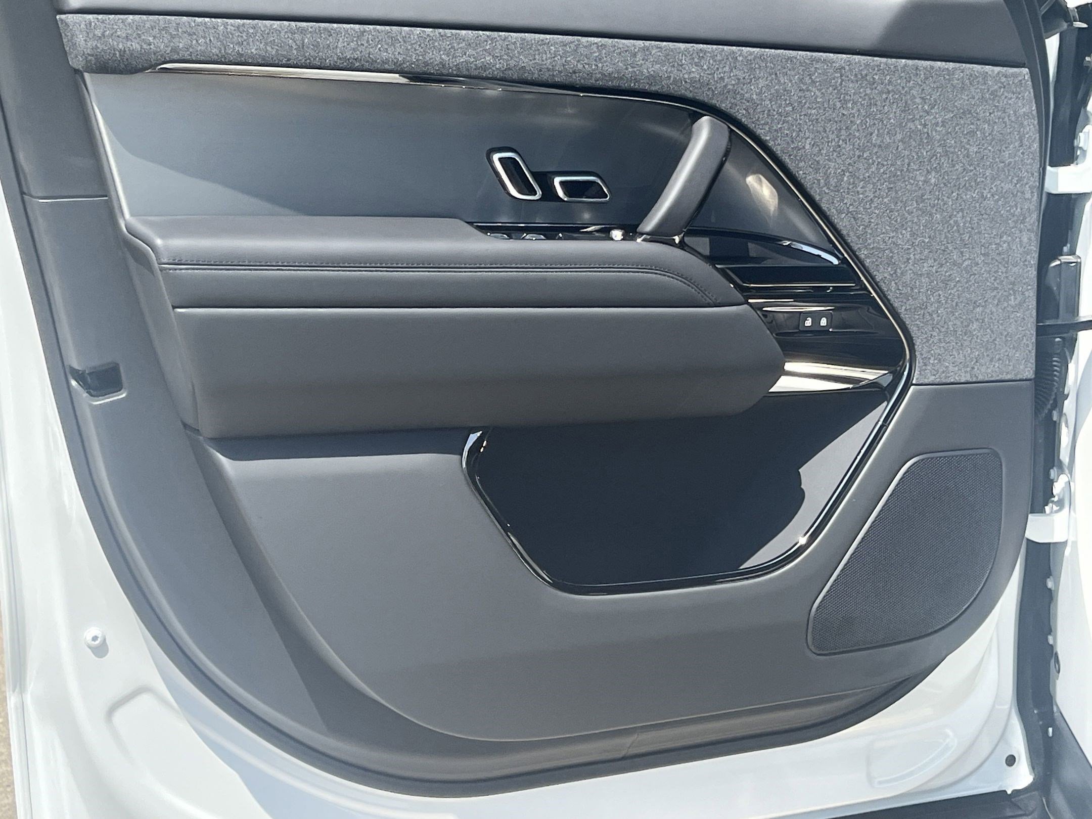 Used 2025 Land Rover Range Rover Sport Dynamic SE image 11