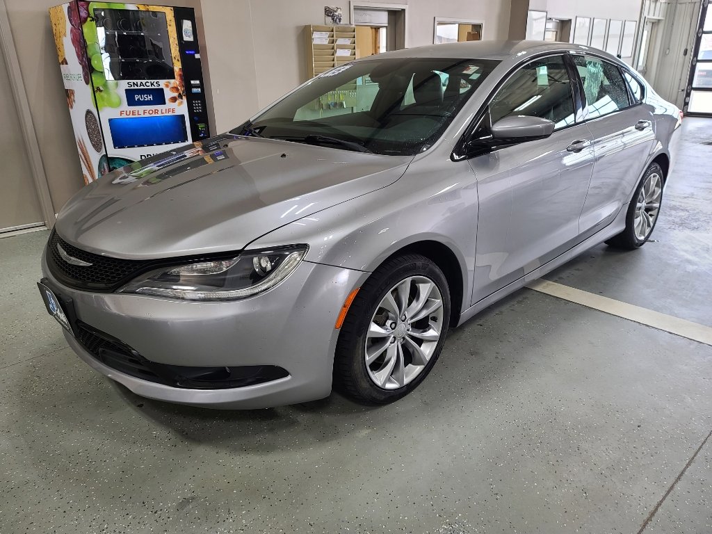 Used 2015 Chrysler 200 S w/ Comfort Group image 2