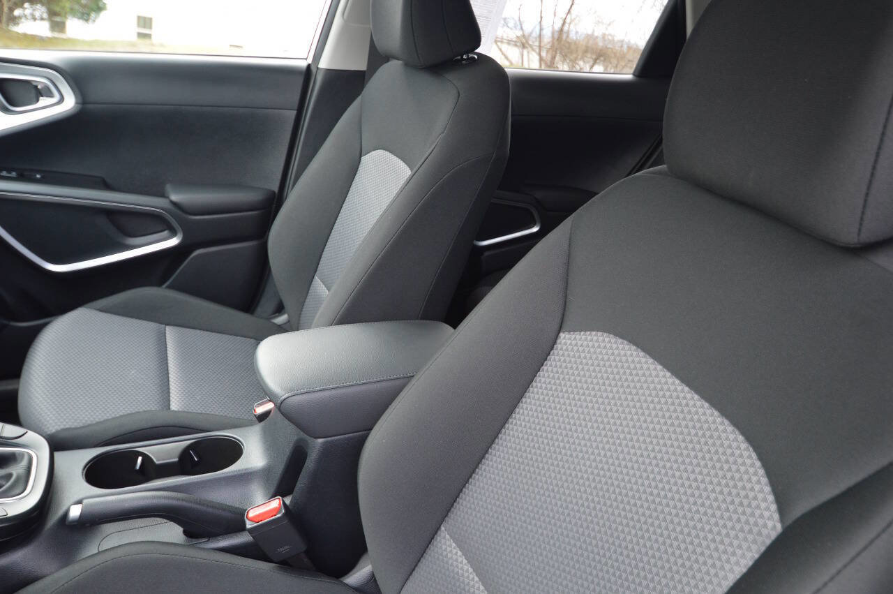 Used 2025 Kia Soul LX image 21