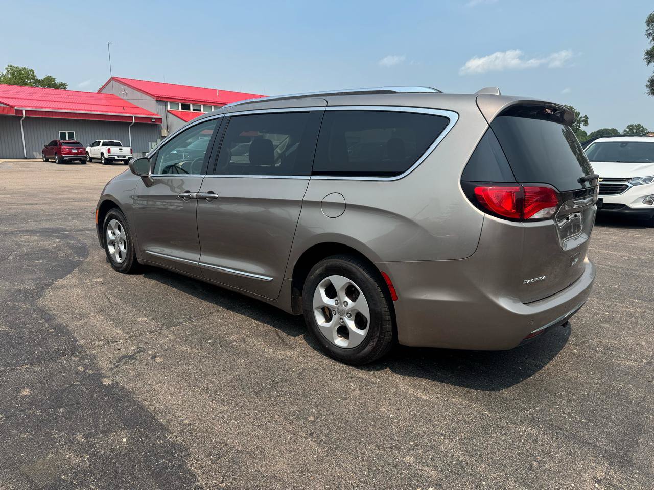 Used 2017 Chrysler Pacifica Touring-L Plus FWD image 2